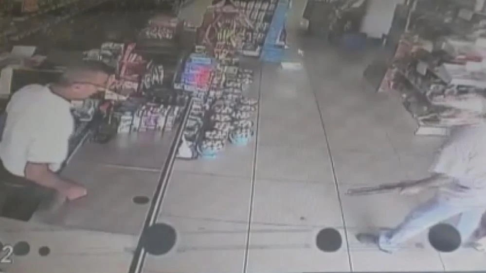 Evden kovan kardeşini pompalıyla vurdu! O anlar kamerada