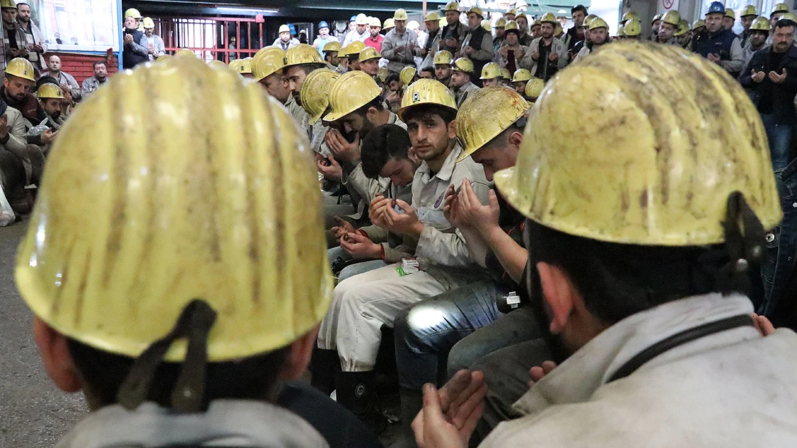 Kömür karası eller Mehmetçik'e dua için açıldı