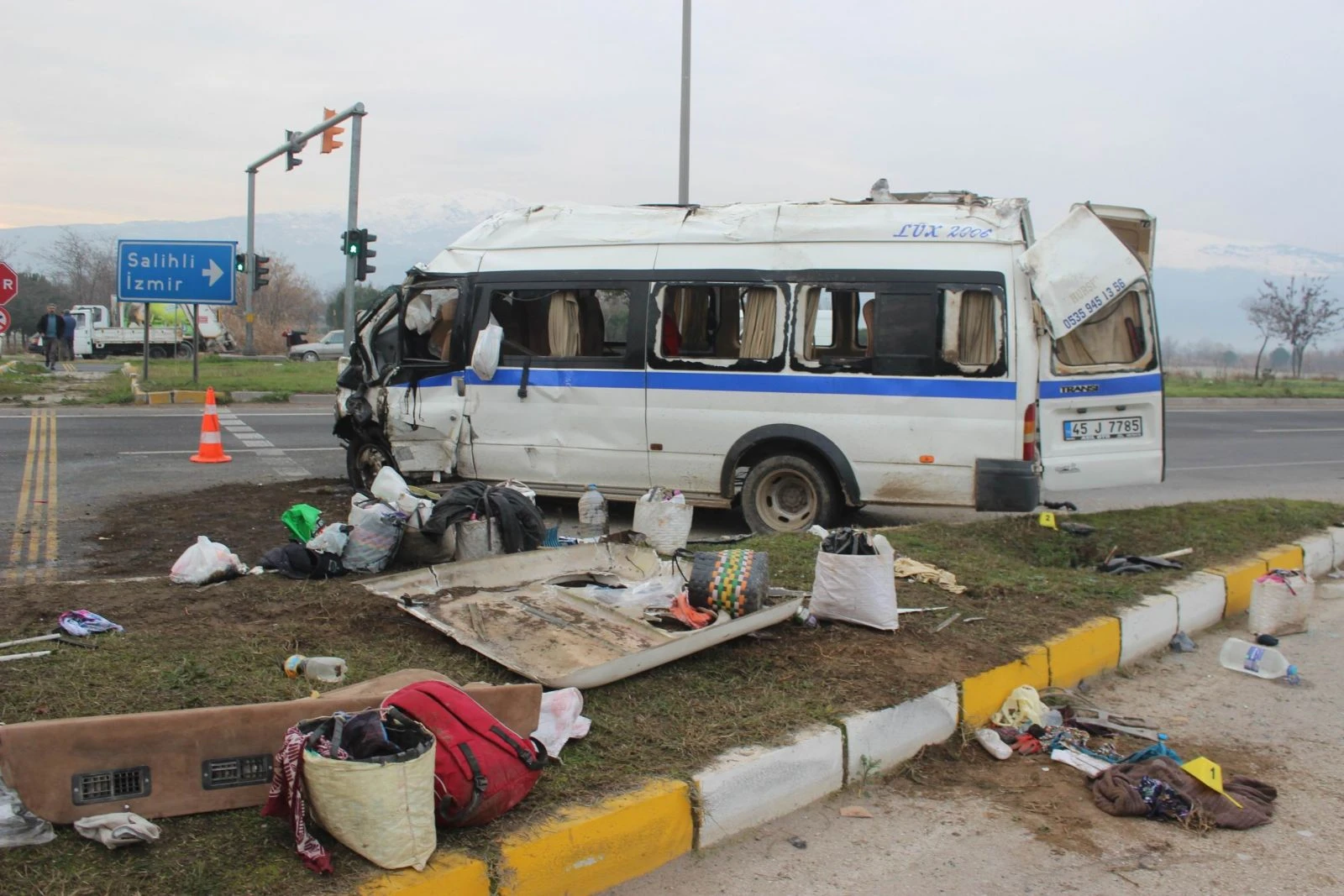 İşçi servisiyle kamyonet çarpıştı: 1 ölü, 24 yaralı