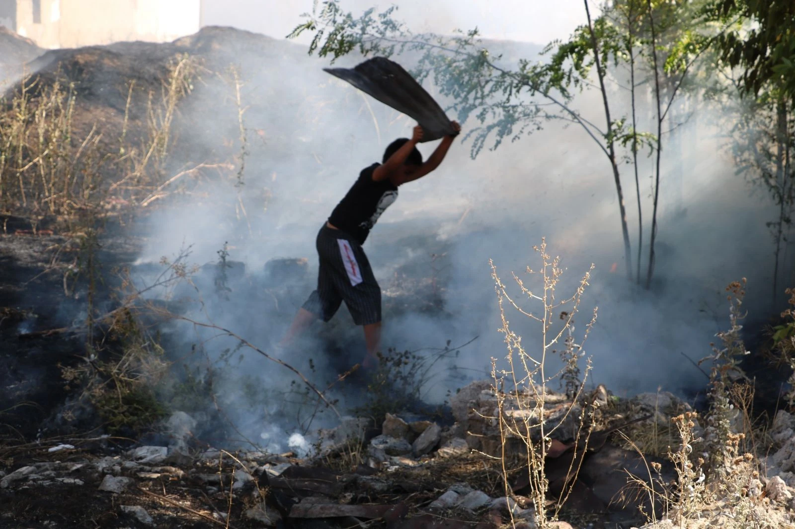 Küçük çocuğun arkadaşının evini kurtarma çabası duygulandırdı