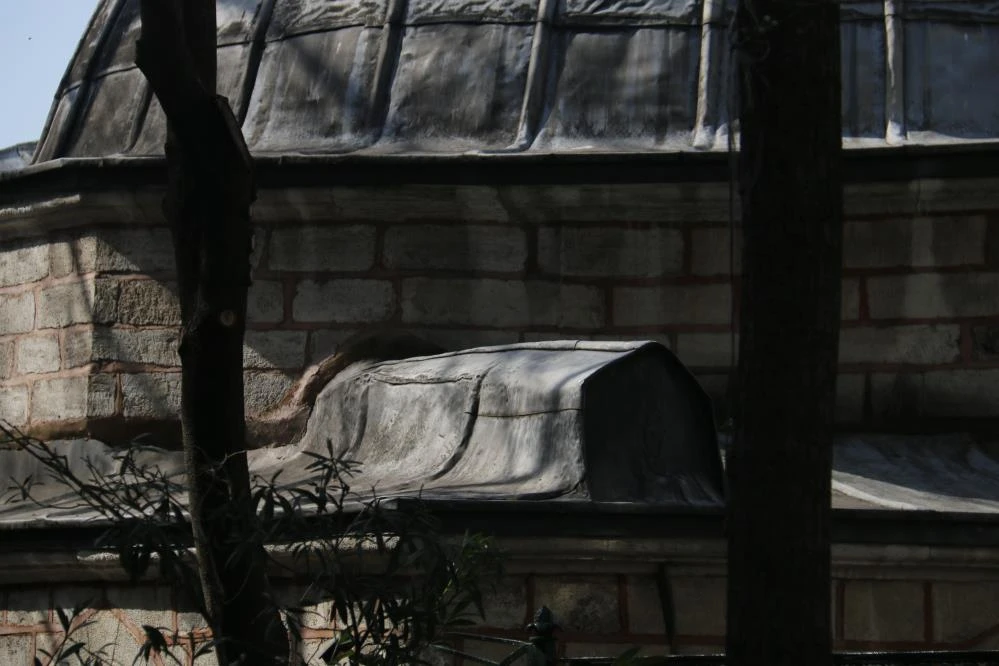 Kubbedeki tabut görenleri şaşırtıyor