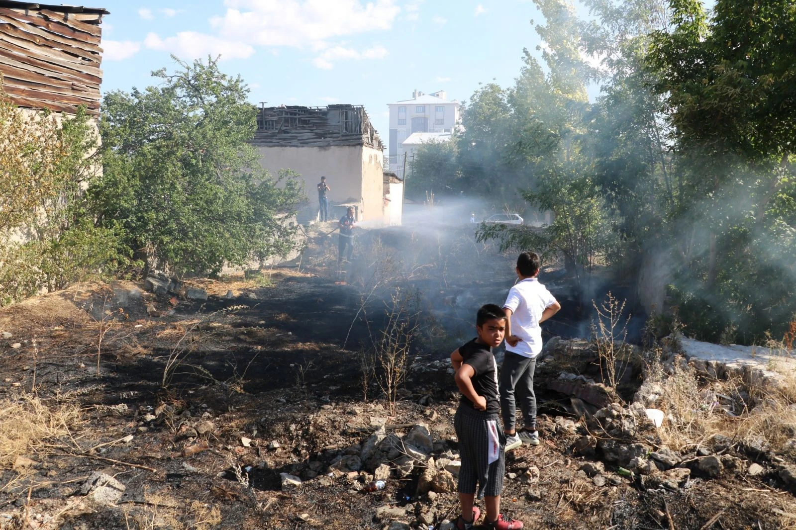 Küçük çocuğun arkadaşının evini kurtarma çabası duygulandırdı