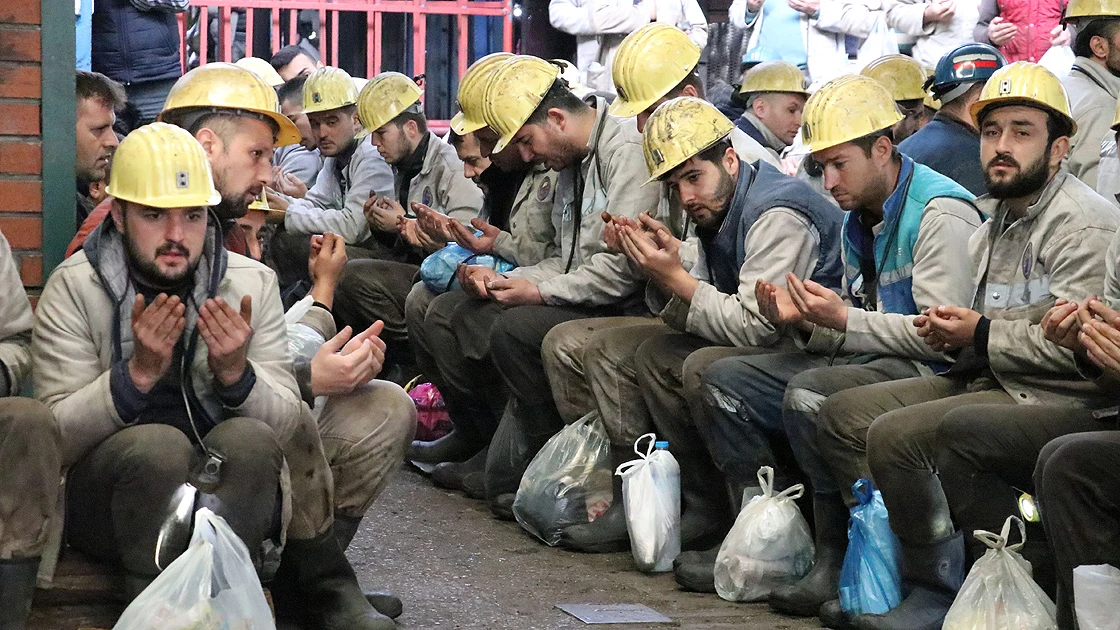 Kömür karası eller Mehmetçik'e dua için açıldı