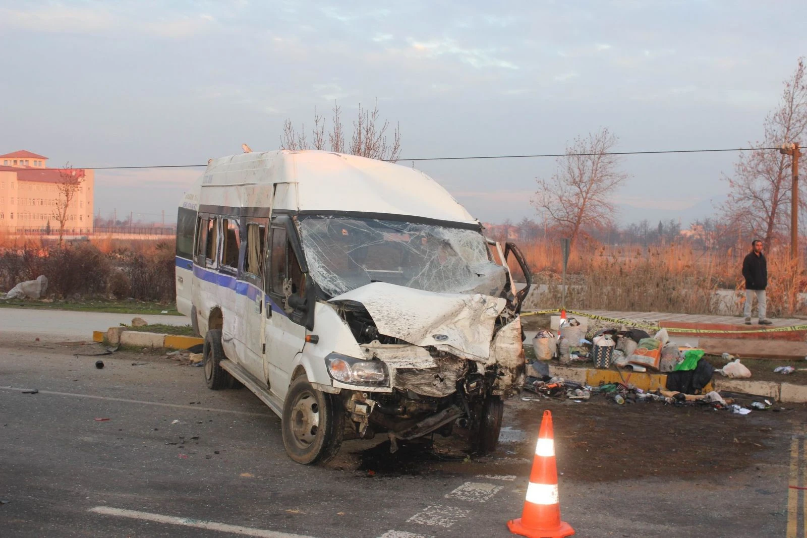 İşçi servisiyle kamyonet çarpıştı: 1 ölü, 24 yaralı