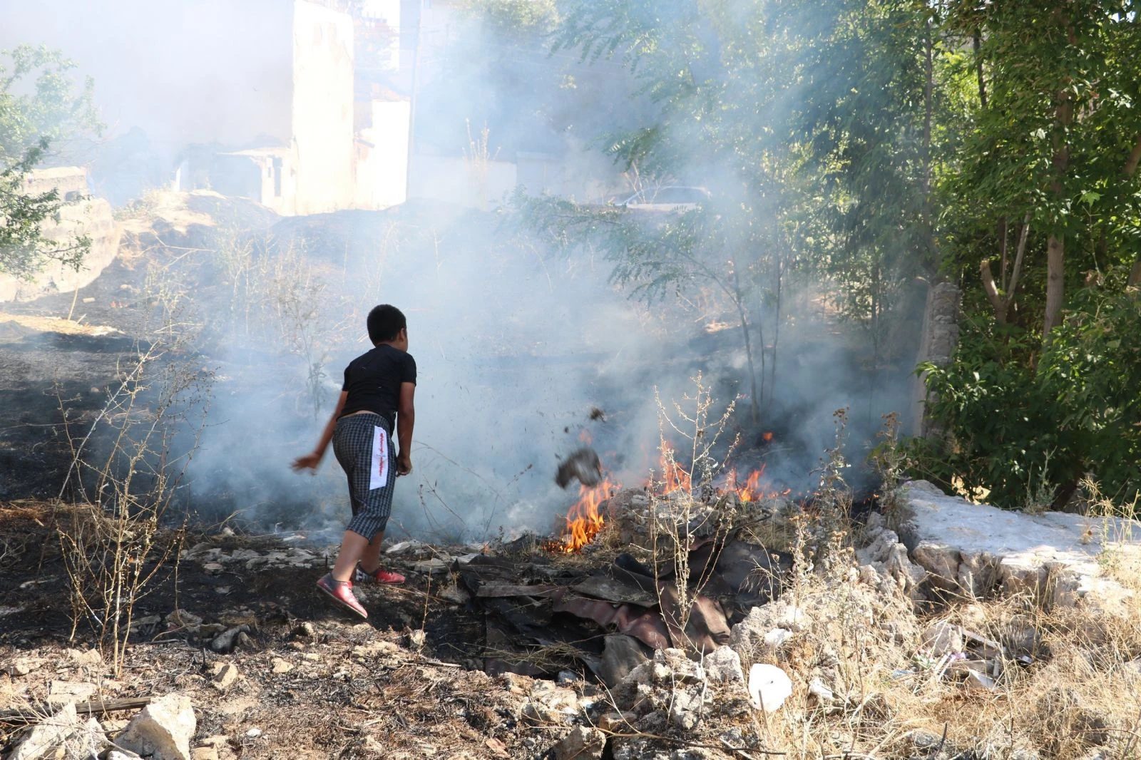 Küçük çocuğun arkadaşının evini kurtarma çabası duygulandırdı