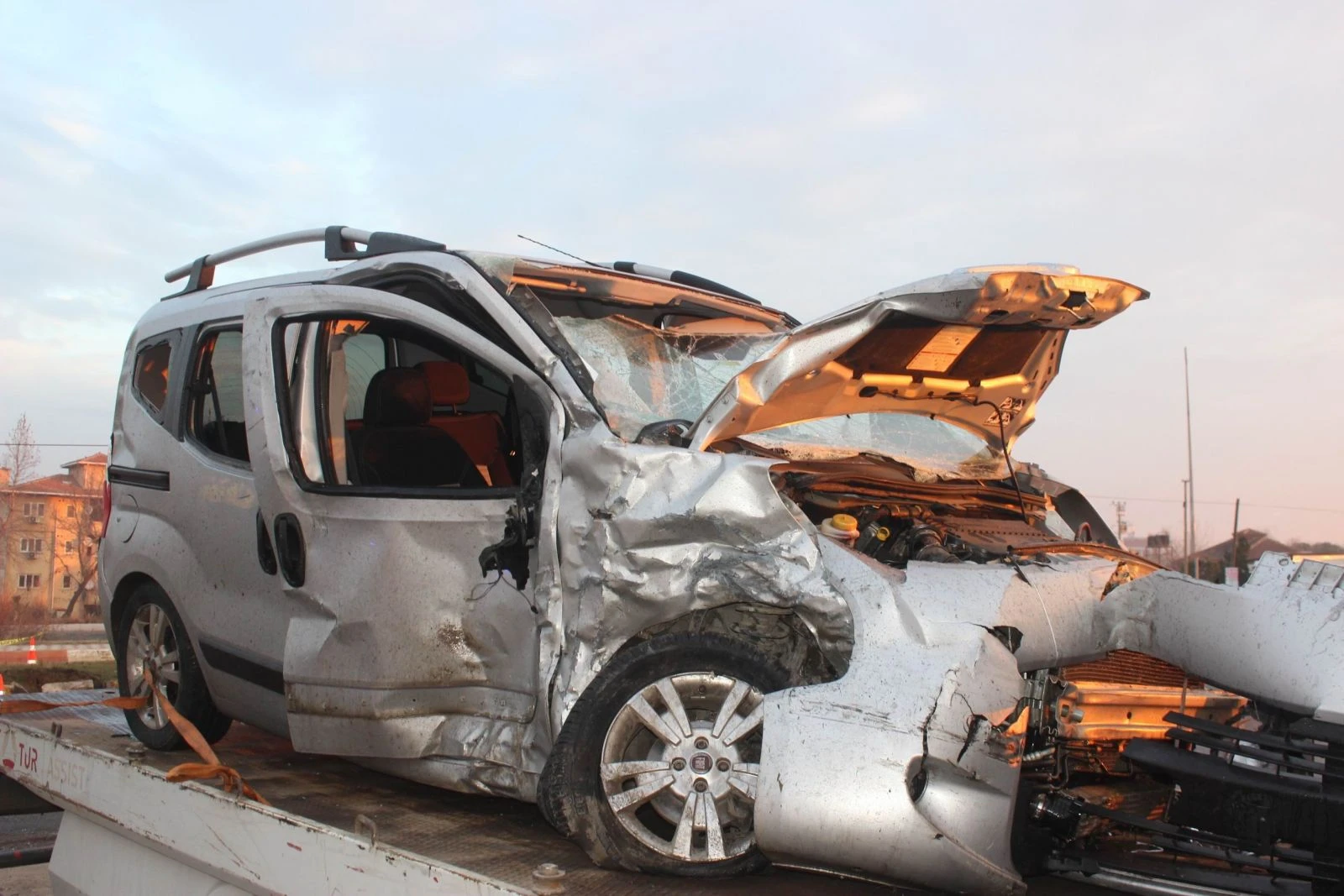 İşçi servisiyle kamyonet çarpıştı: 1 ölü, 24 yaralı