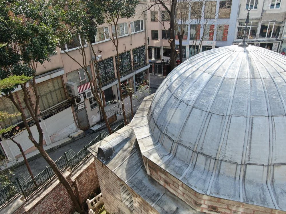 Kubbedeki tabut görenleri şaşırtıyor