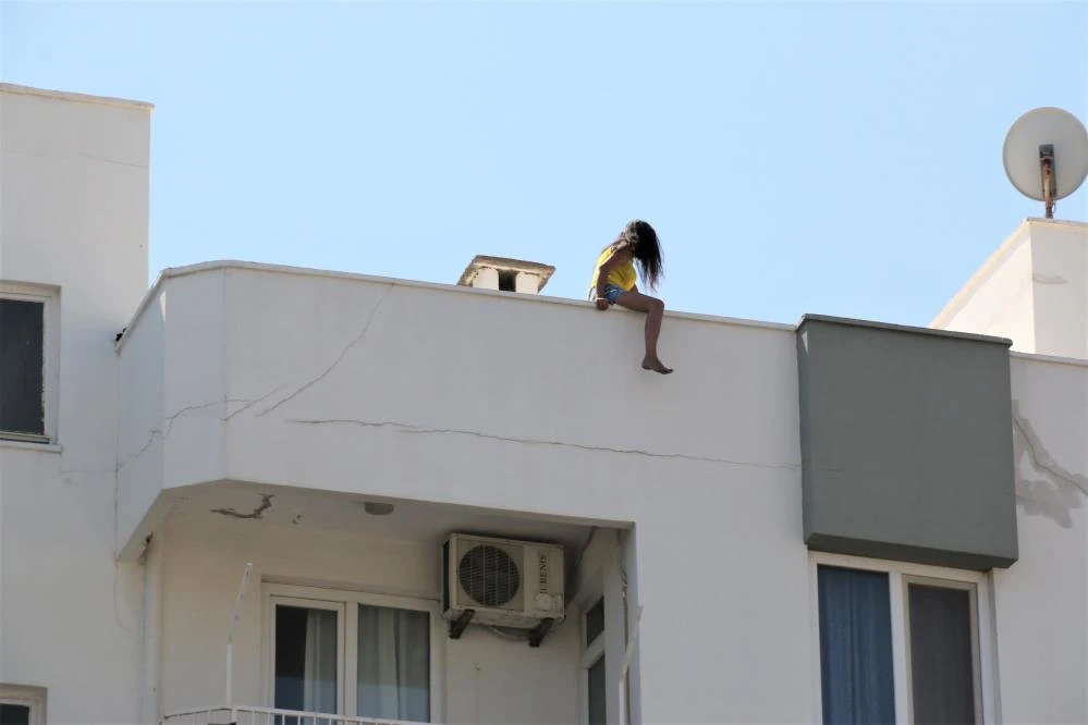 Sevgilisinden ayrıldı, evine haciz geldi, çatıya çıktı