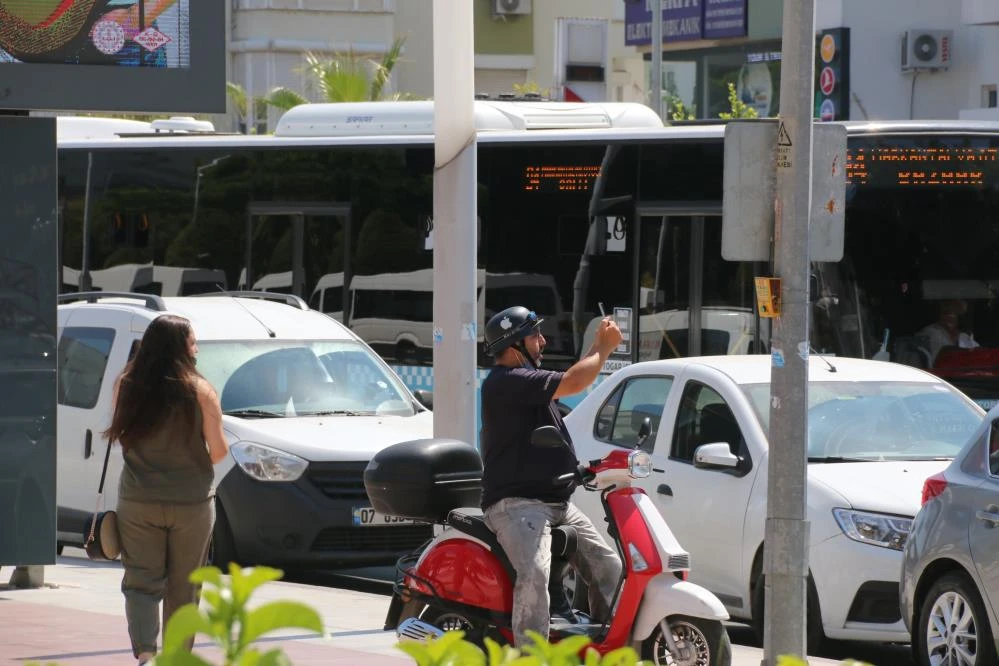 Sevgilisinden ayrıldı, evine haciz geldi, çatıya çıktı