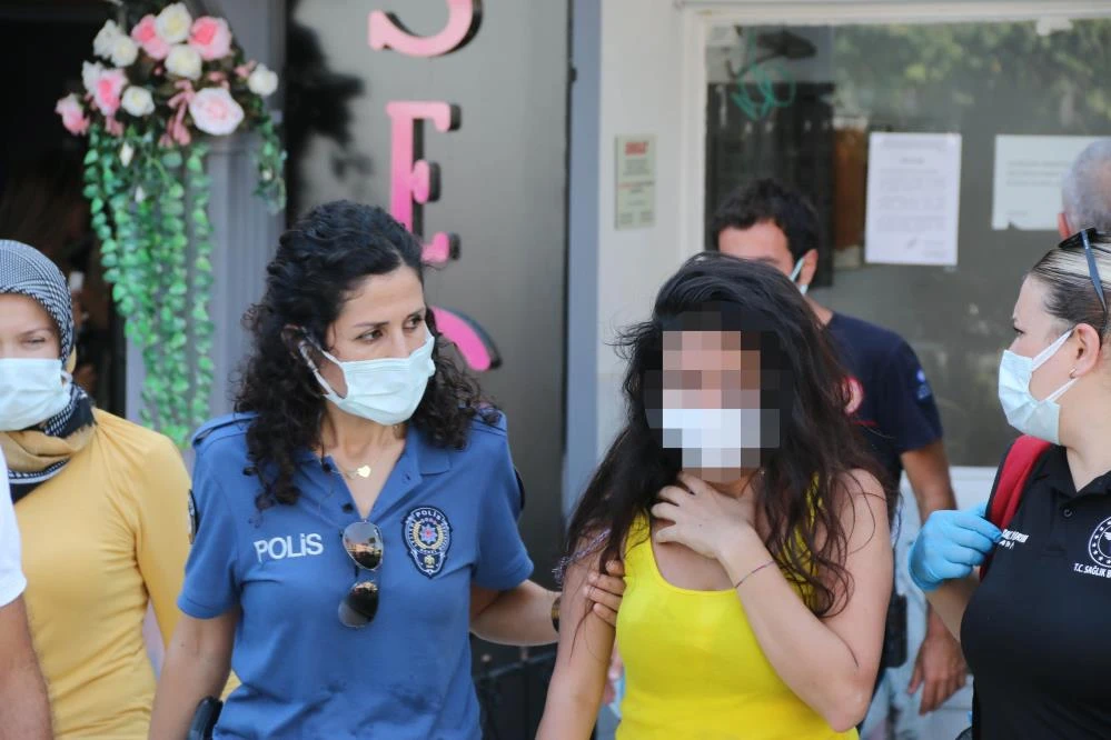 Sevgilisinden ayrıldı, evine haciz geldi, çatıya çıktı