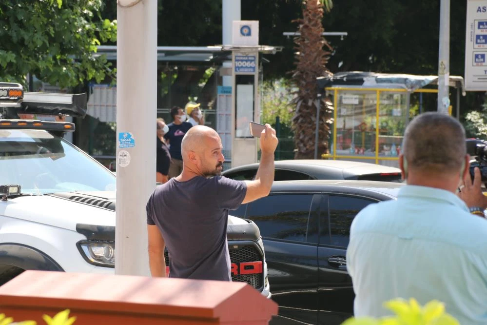 Sevgilisinden ayrıldı, evine haciz geldi, çatıya çıktı