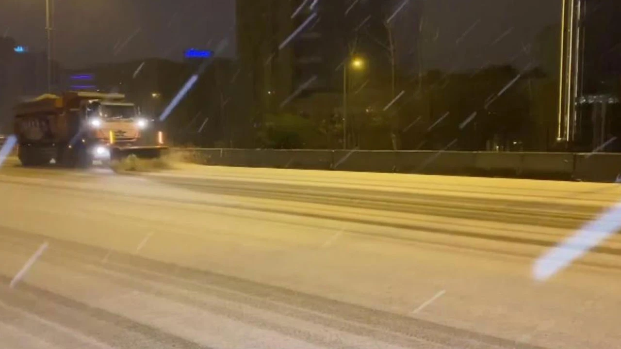 Megakent'te kar yağışı: Bir anda başladı, İstanbul'u beyaza bürüdü