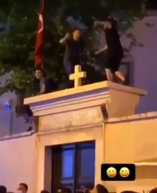 Kadıköy'de kilise duvarında dansa tepki yağdı