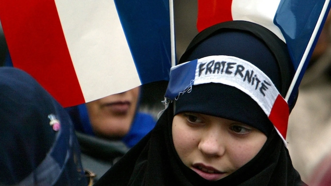 Fransa’da Müslümanları hedef alan yasa yeniden gündemde