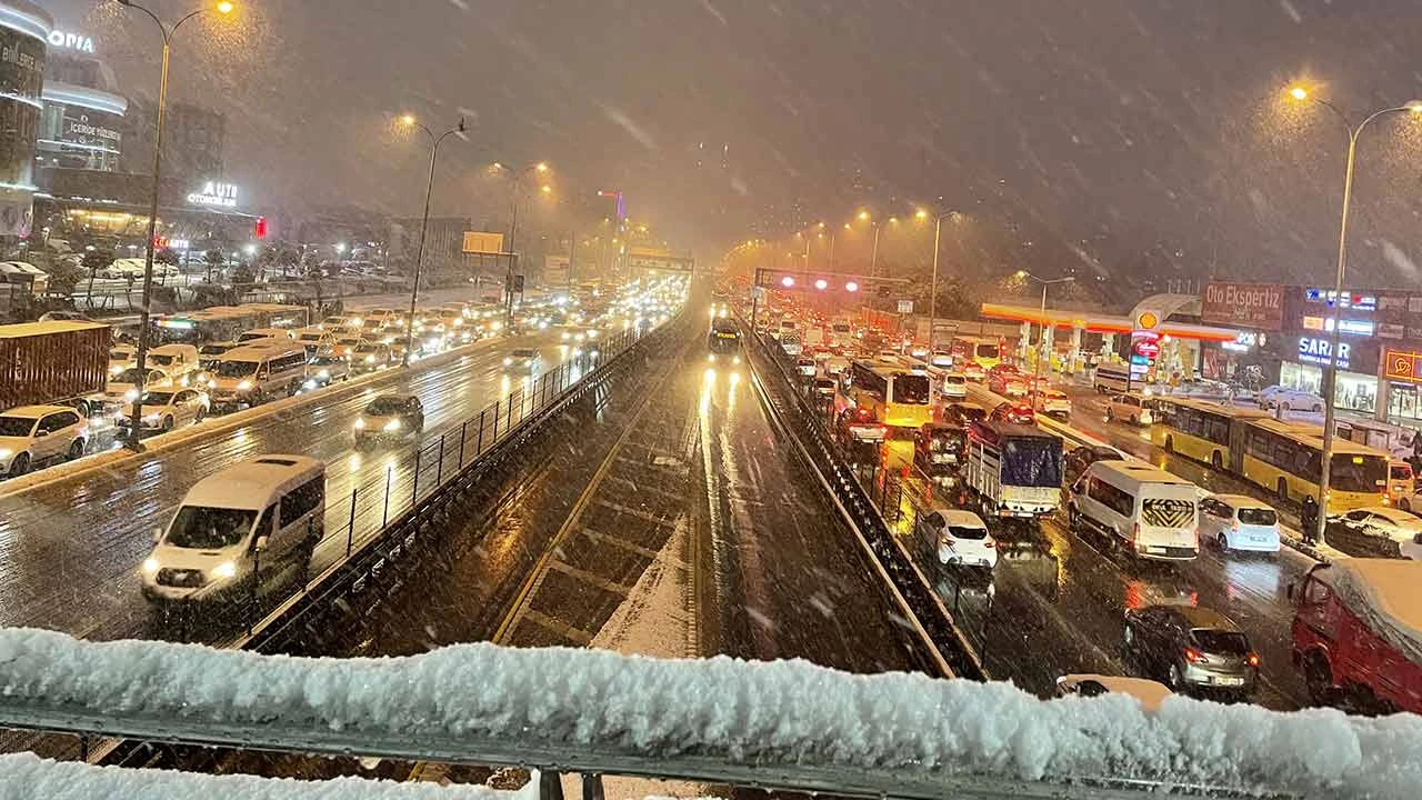 Kar yağdı, İstanbul'da yollar felç oldu! Trafik yoğunluğu yüzde 90'ı gördü
