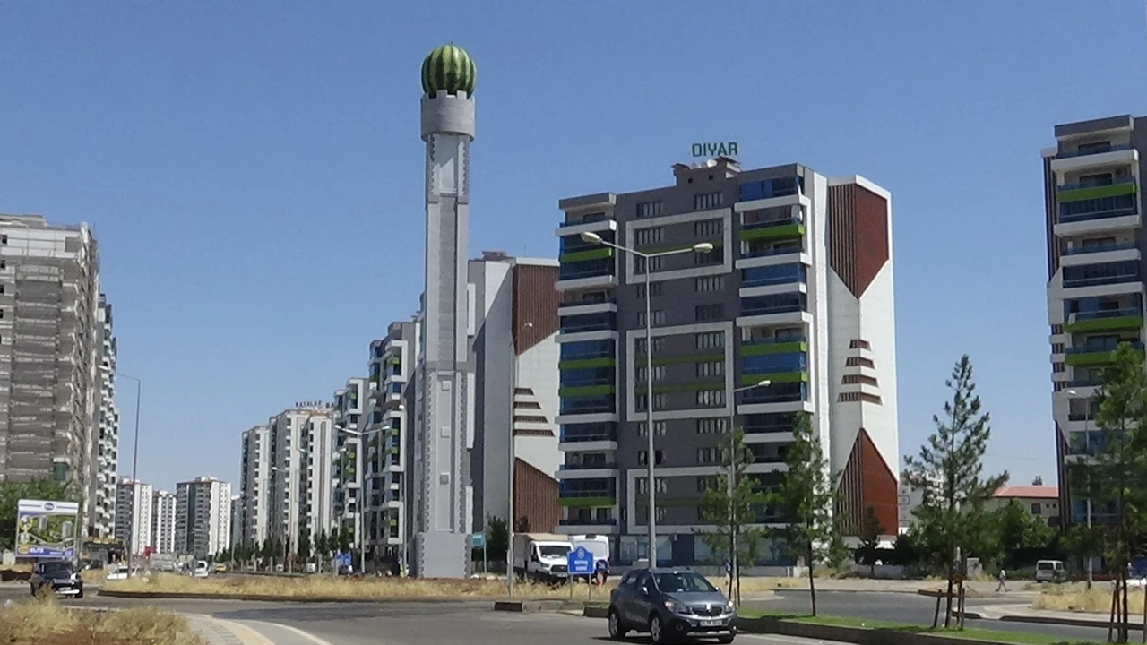 Dışı karpuz içi baz istasyonu: Yeni yeri de beğenilmedi