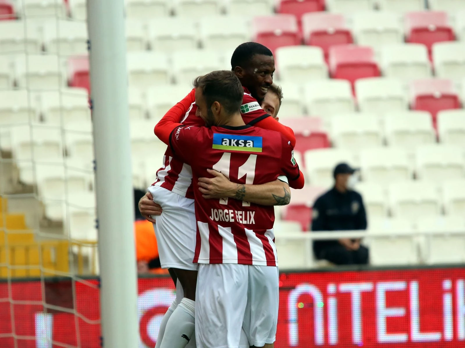 Demir Grup Sivasspor, VavaCars Fatih Karagümrük'ü 4-0 mağlup etti
