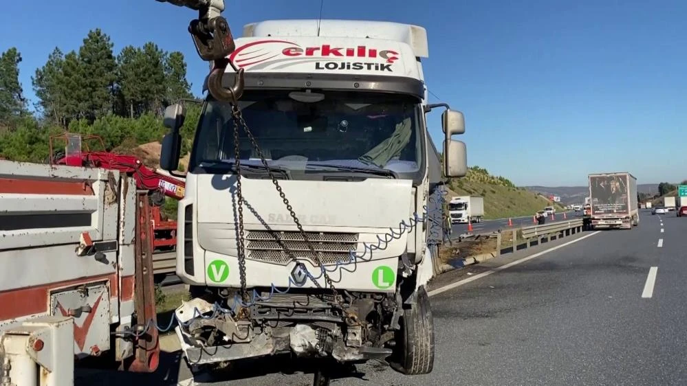 İstanbul'da feci kaza! Tır bariyerleri biçti, 4 şerit trafiğe kapatıldı