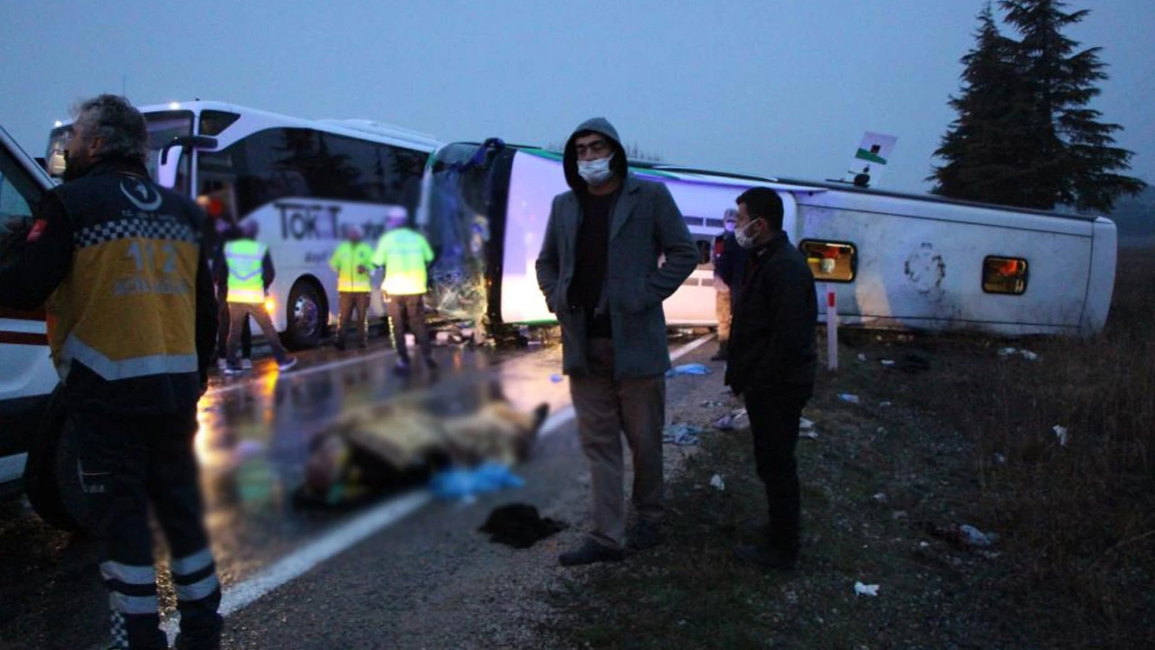 Amasya'da yolcu otobüsü devrildi: Ölü ve yaralılar var