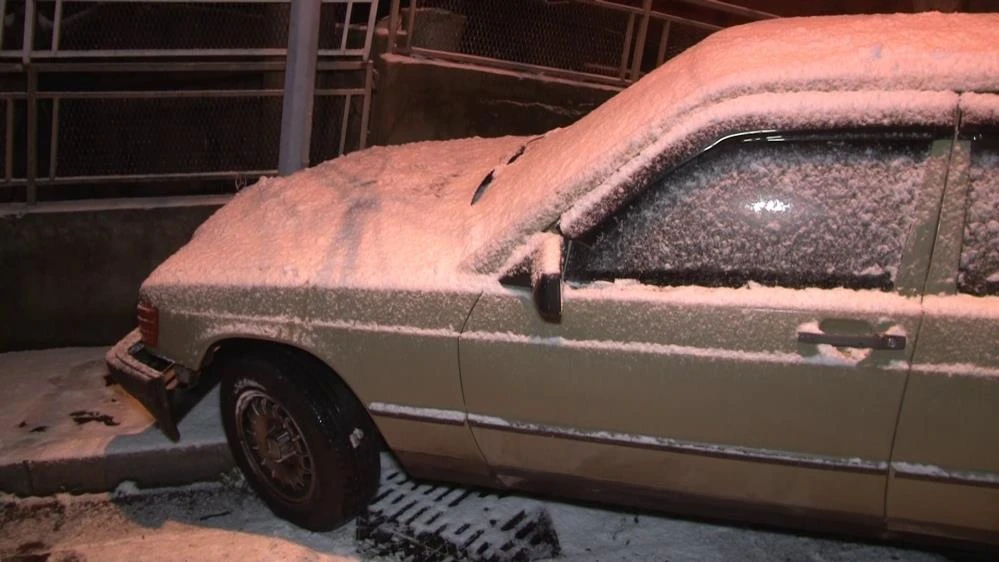 Üsküdar’da karlı yolda kontrolünü kaybeden servis yan yattı