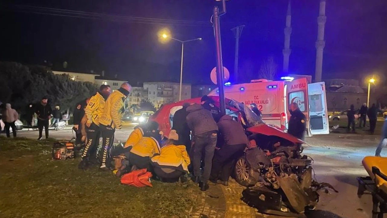 Kırmızı ışık faciası: Otomobil paramparça oldu, 3 ölü