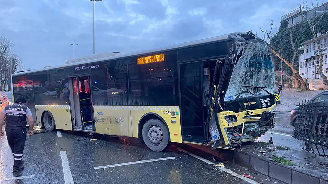 İki ayrı kazada İETT otobüsleri çarpıştı: 13 yaralı