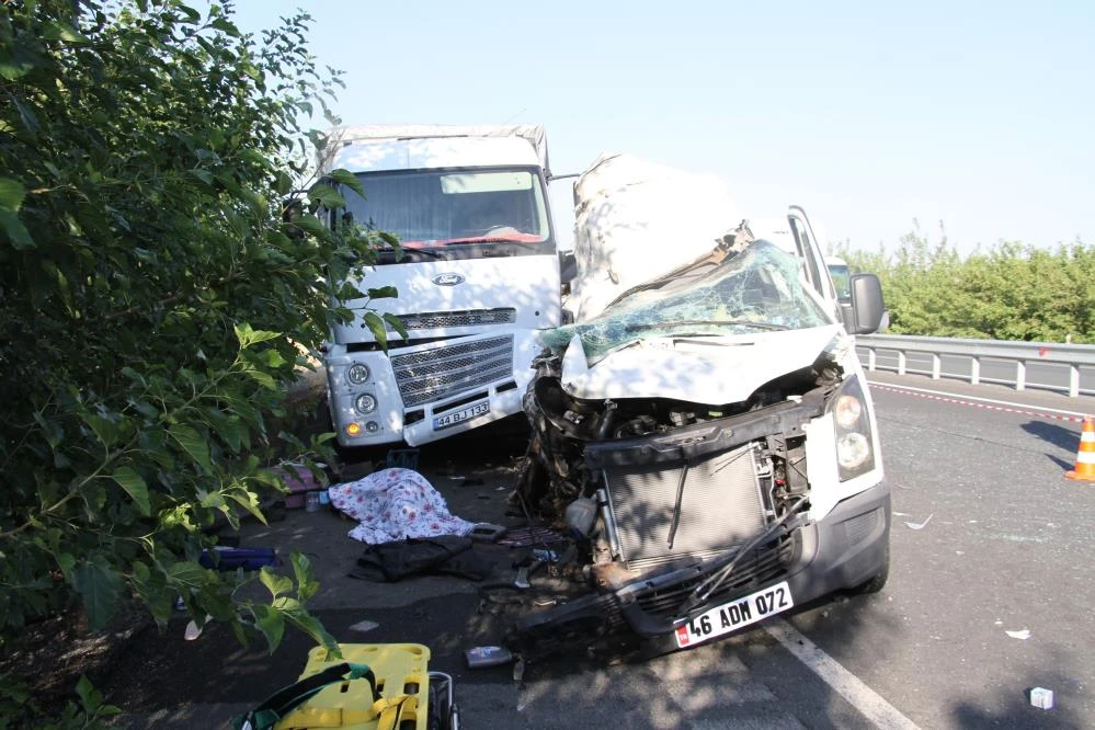 Elazığ’da düğün yolunda feci kaza: 3 ölü, 10 yaralı