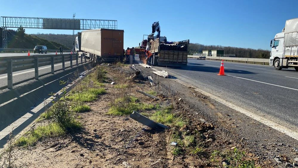 İstanbul'da feci kaza! Tır bariyerleri biçti, 4 şerit trafiğe kapatıldı