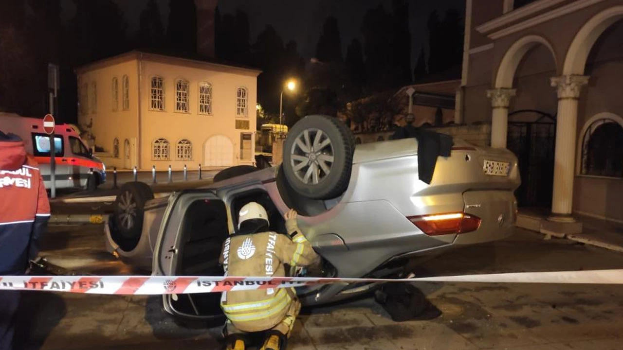 Lüks araçla kaza yaptı: İnleye inleye canlı yayın yaptı