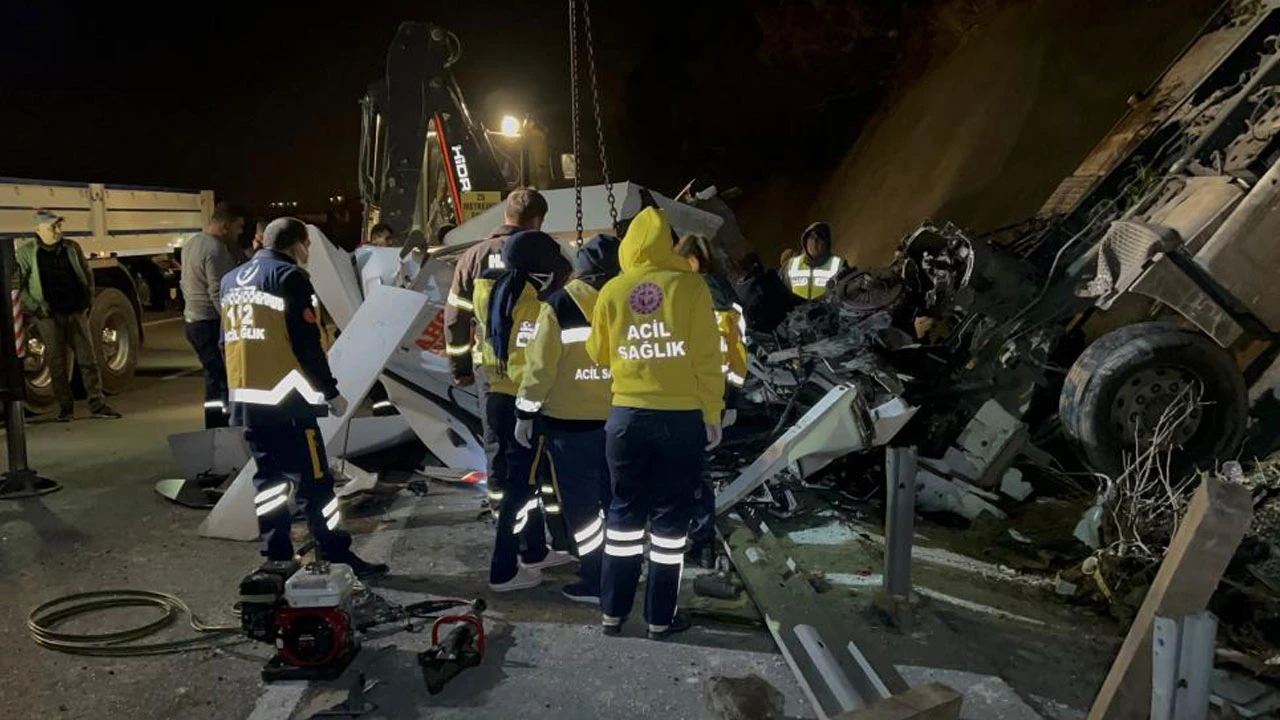 Freni patlayan tır evin duvarını biçti, 10 metreden yola uçtu