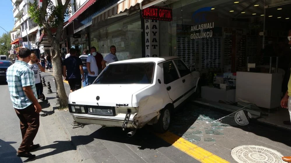 Faciadan dönüldü! Drift atan otomobil iş yerine daldı