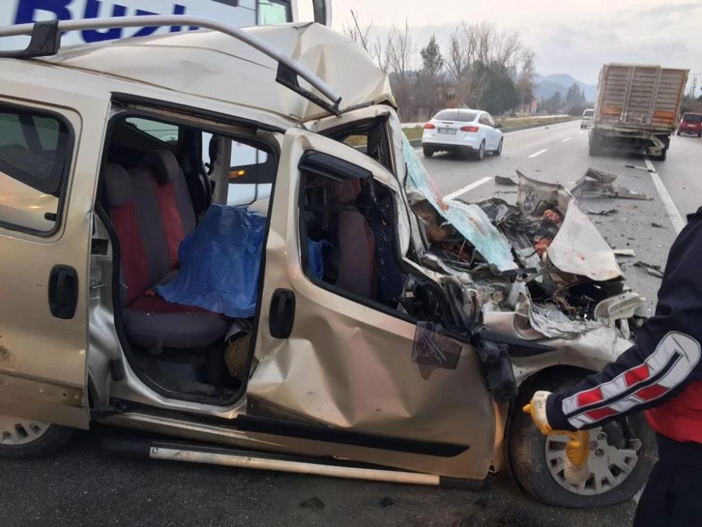 Feci kaza! Tıra arkadan çarpan araç 4 kişiye mezar oldu