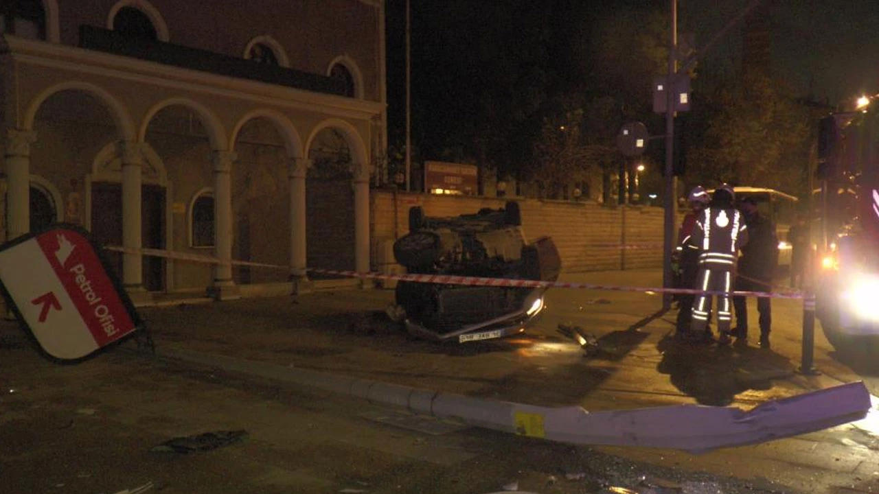 Lüks araçla kaza yaptı: İnleye inleye canlı yayın yaptı