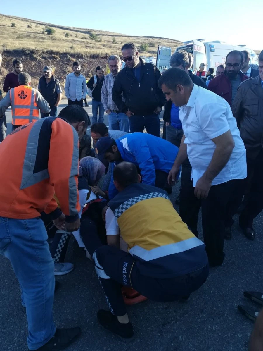 Yolcu otobüsü ile tır çarpıştı: 17 yaralı