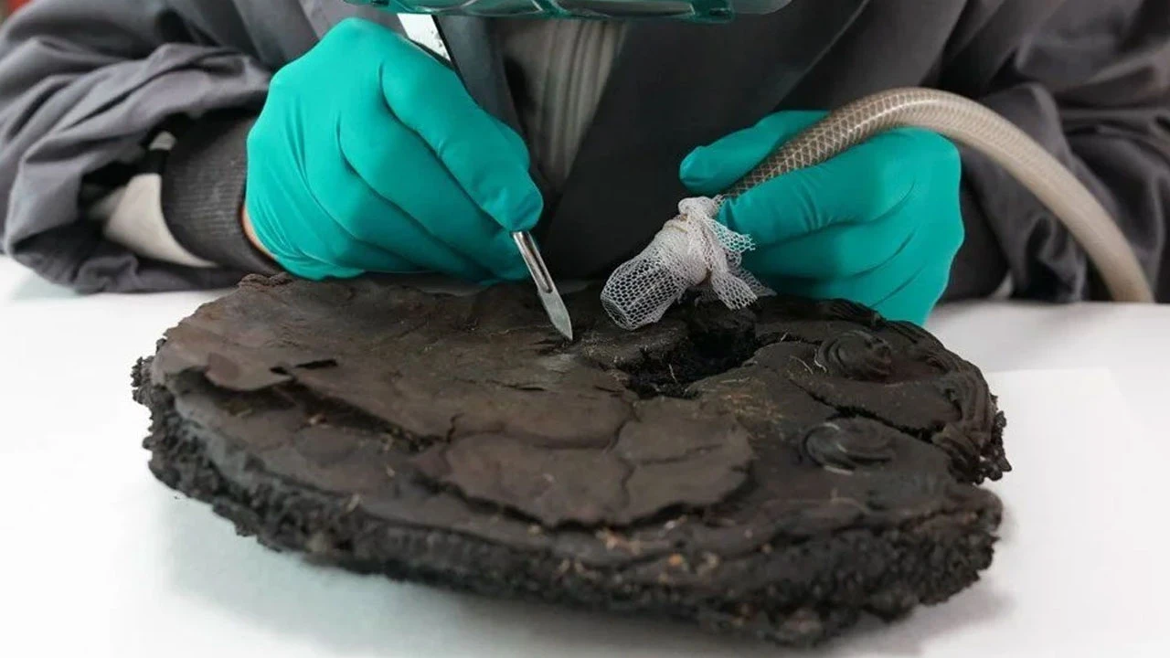 Arkeologlardan şaşırtıcı keşif: 2. Dünya Savaşı’ndan kalma kek bulundu