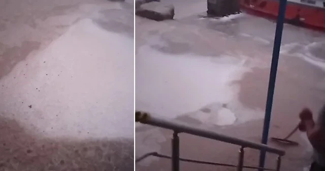 Kocaeli'de aniden bastıran dolu yağışı gökyüzünü kararttı, yerler beyaza büründü