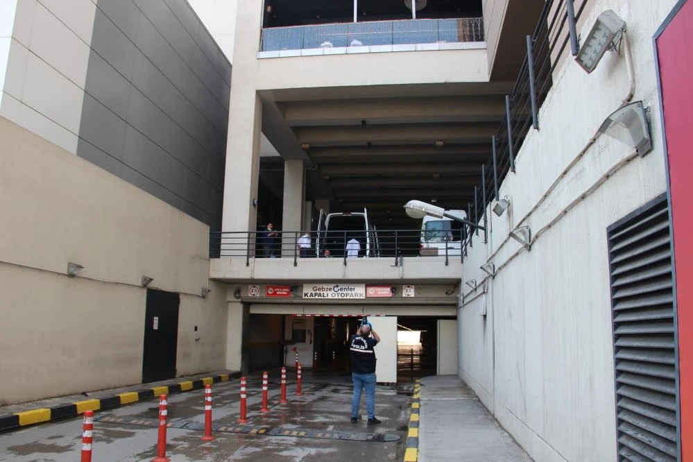 AVM'nin terasından atlayan genç kız betona çakıldı