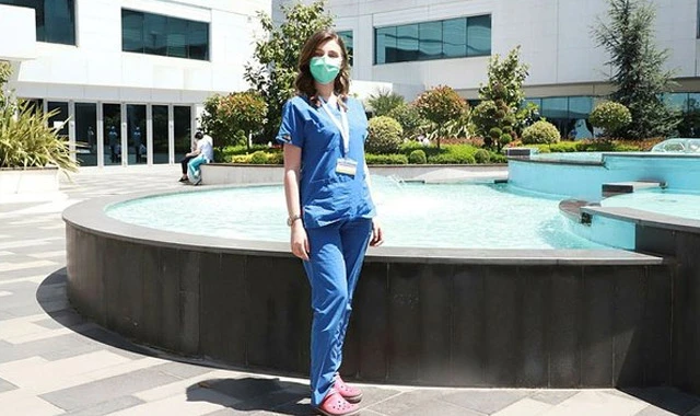 Aylardır odadan çıkamayan felçli hastasını bahçede güneşlendirdi