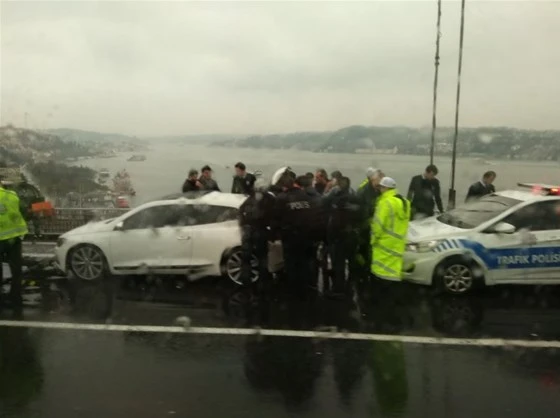 Köprüde bırakılan araç polisi harekete geçirdi