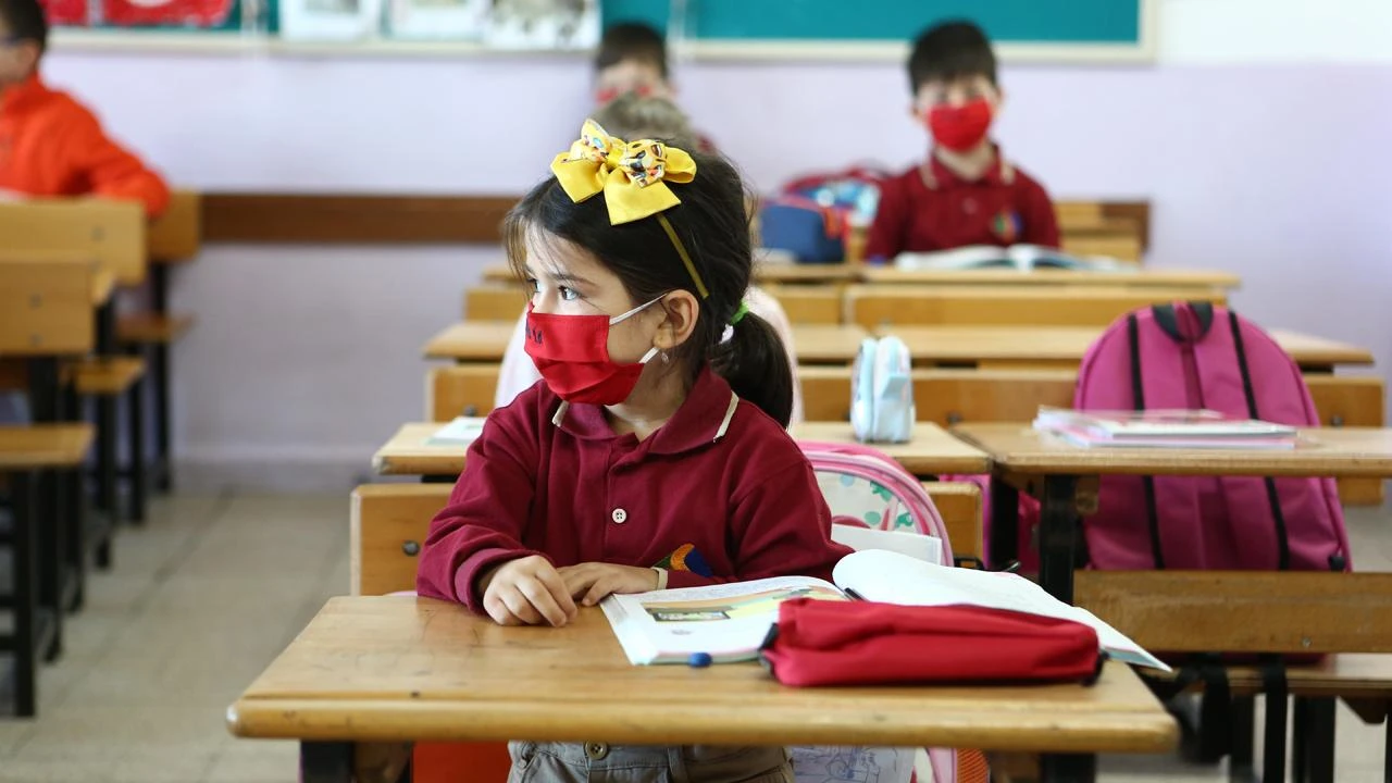 Vakalar 100 bin olursa yeni kısıtlamalar gelecek! İşte Sağlık Bakanlığı'nın yeni yol haritası