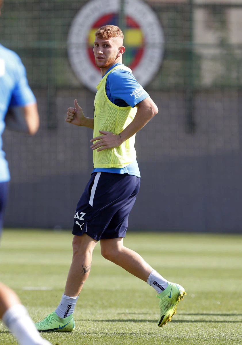 Fenerbahçe'de Burak Kapacak ilk antrenmanına çıktı