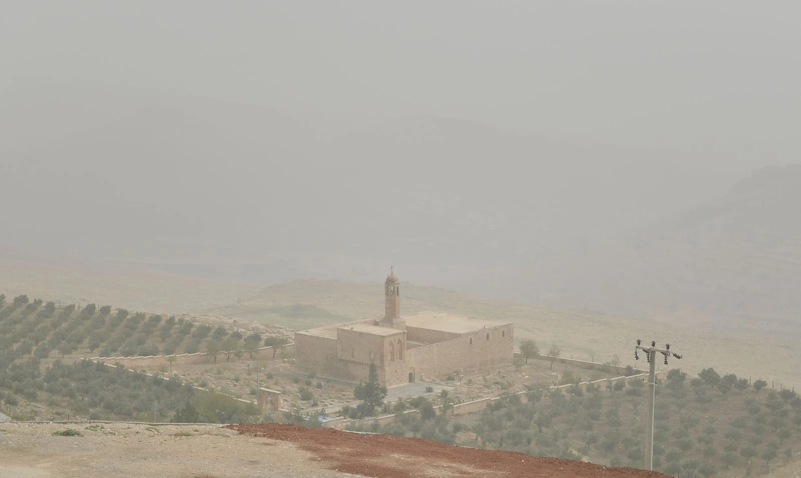 Mardin'de göz gözü görmüyor, jandarma helikopteri zorunlu iniş yaptı