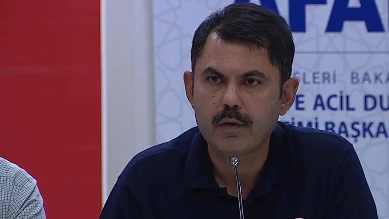 Bakan Pakdemirli: Yerleşim yerini tehdit eden yangın yok