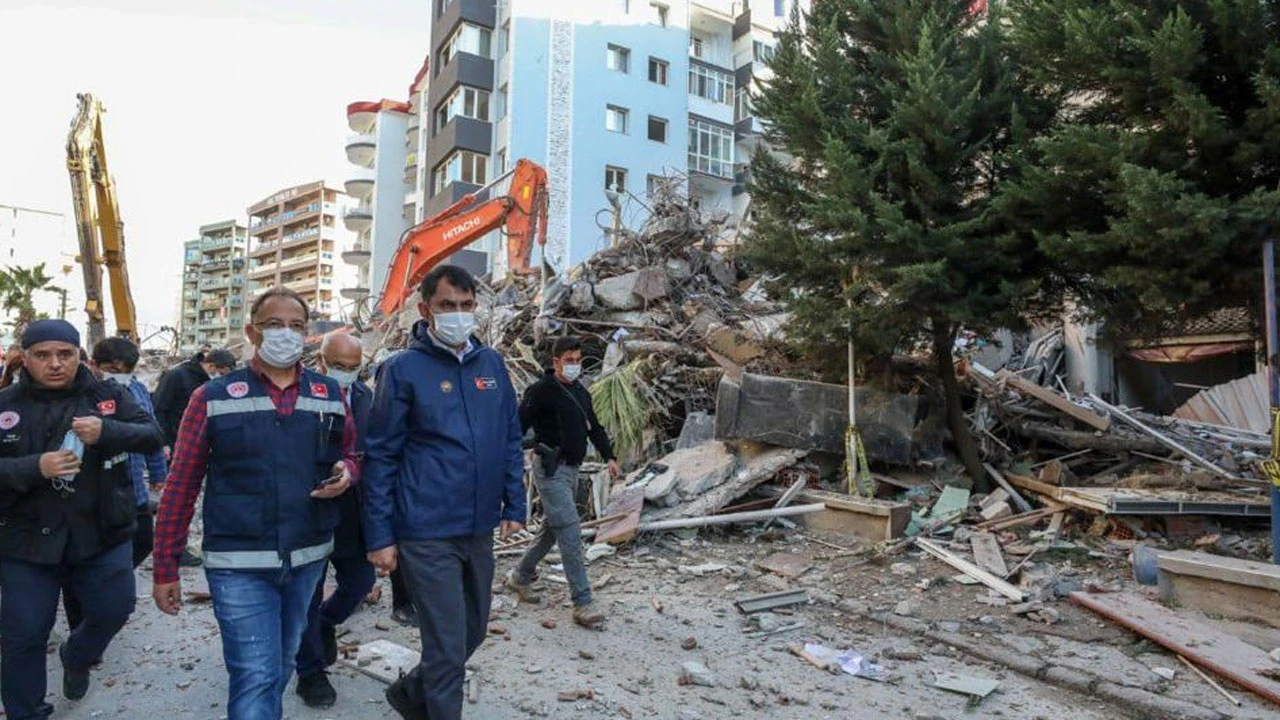 İzmir'de depremin yaraları sarılıyor: Bakan Kurum'dan törene davet
