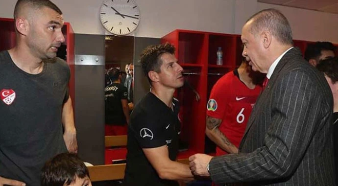 Cumhurbaşkanı Erdoğan soyunma odasına inerek Millileri kutladı