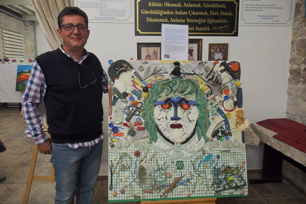 Çöplerden Medusa tablosu yaptı