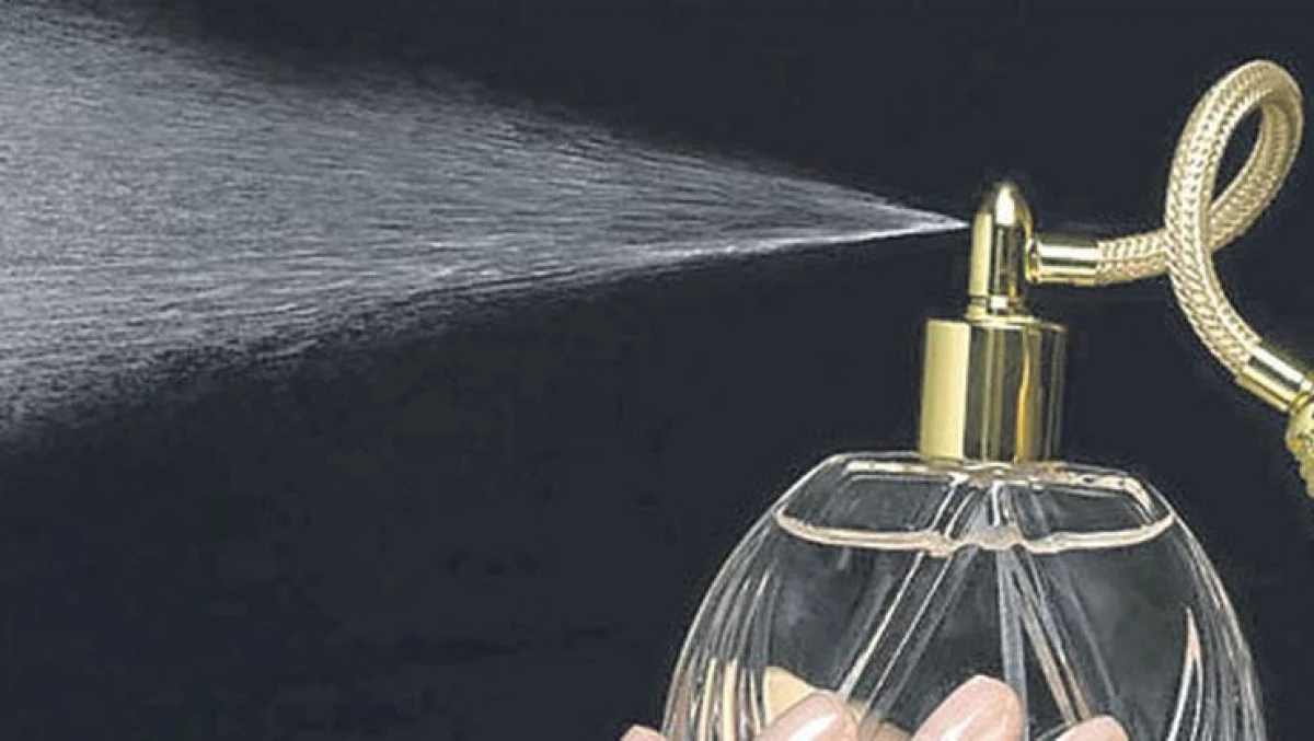 Doğru parfüm nasıl seçilir? Yaşamımızın önemli anlarında veya ilk gireceğimiz bir ortamda kişiliğimizi ve tarzımızı yansıtacak en güçlü silahlarımızdan biri hiç şüphesiz parfüm olmakla birlikte seçimi konusunda her zaman kararsızlıklar yaşanmıştır. Doğru parfüm seçimi bazı kriterlerle belirleneceği gibi sizin arzuladığınız kokuyu taşımanızda mümkün olacaktır. Parfüm seçiminde kendinize yakışan kokuyu bulmak için dikkat etmeniz gereken en önemli nokta teninizin kokuyu onaylaması olacaktır. Teninize yakışan parfüm seçerken ilk denemeyi bilek içine yaptıktan yaklaşık yarım saat sonra koklamanız doğru olacağı gibi kol veya el üstüne sıkılan parfüm sizi yanıltabilir. Yemek yemeden önce parfüm almanız sizin yanlış karar vermenize neden olabileceği gibi özellikle yemekten sonra parfüm denemeniz hata yapmanızı sağlayabilir. Parfüm seçiminde yazlık veya kışlık olarak seçim yapılması yanlış olacağı gibi kokunuzun tamamen yediklerinizle alakası bulunmaktadır. Eti ve baharat çok tüketiyor iseniz sizin daha soft kokularla arzularınızı gerçekleştirmeniz mümkün olacağı gibi baharatlı parfümler sizde iyi durmayacaktır. İlk buluşmada sıkılacak parfüm konusunda özellikle dikkatli seçim yapılması gerekmekle birlikte çikolatalı, vanilyalı veya hindistan cevizli esanslarla hazırlanan kokular kesinlikle tavsiye edilmemektedir. İş görüşmesine giderken kullanacağınız parfümün soft bir koku olması sizin tarzınızı olumlu yönde ortaya koymanızı sağlayacaktır. Parfüm kadınlar için geçmişten günümüze cinsel dürtüleri harekete geçiren bir silah olduğu gibi doğru seçimler sayesinde inanılmaz başarılara imza atmanız çok kolay olabilir. Hormonları ve duyguları harekete geçirmenizde size yardımcı olacak doğru parfüm seçiminde sizlere verdiğimiz tavsiyeleri dikkate almanızı öneririz.