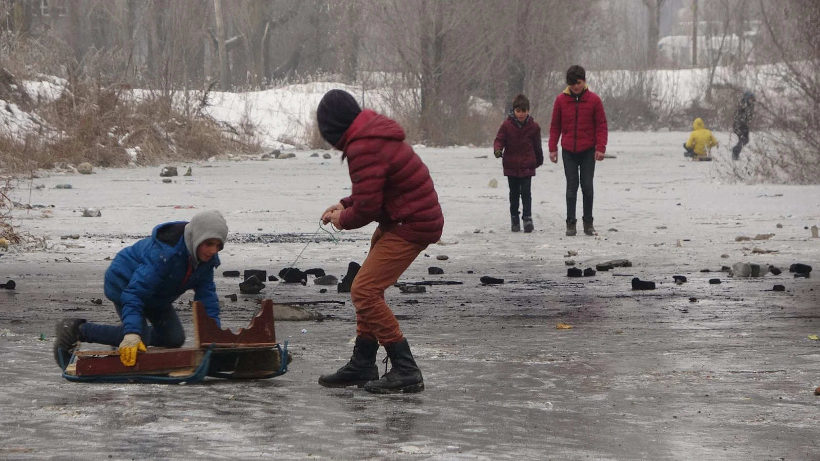 Çocukların donan derede kızak keyfi