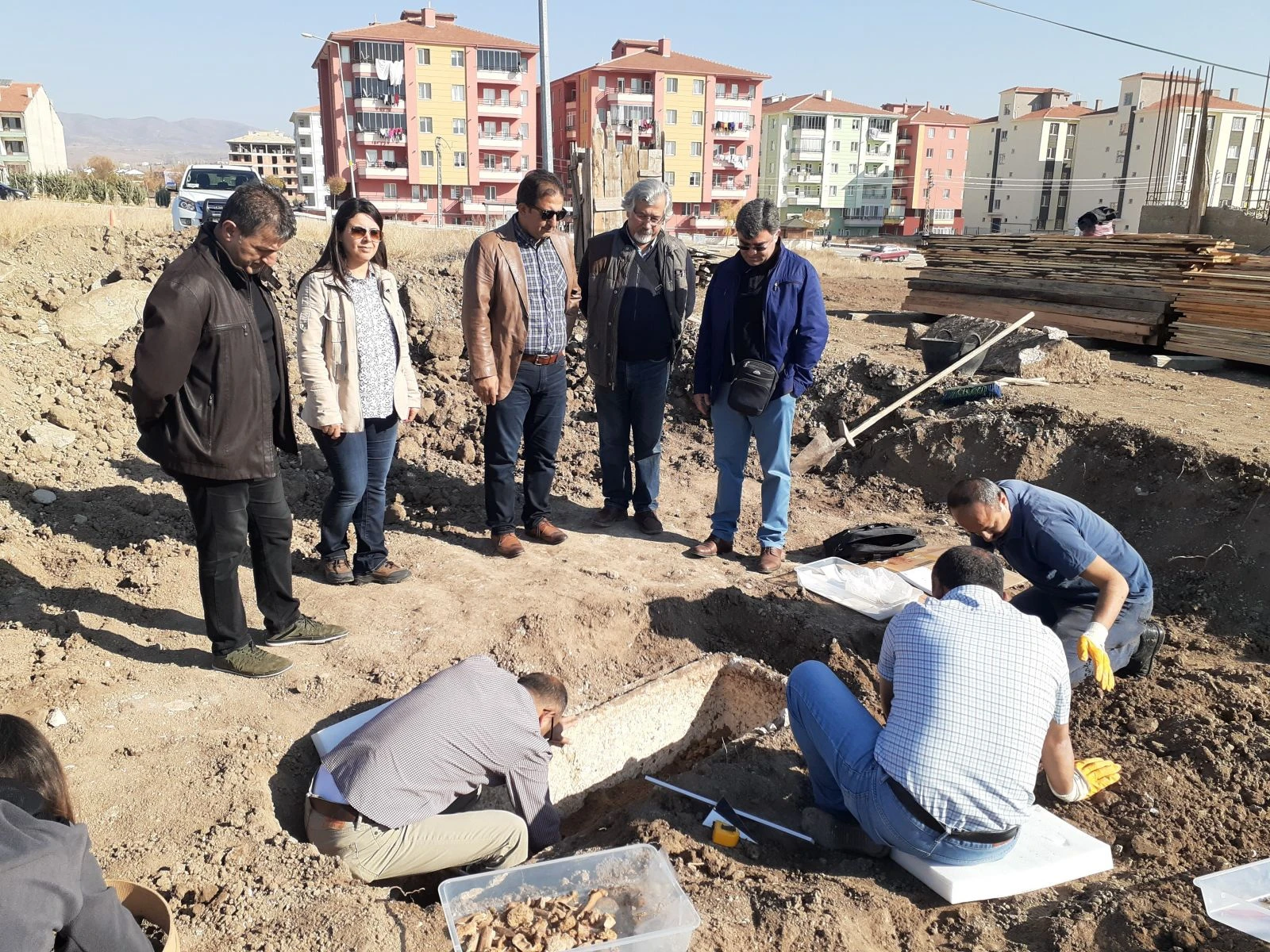 Yol çalışmasında 2 bin yıllık lahit bulundu