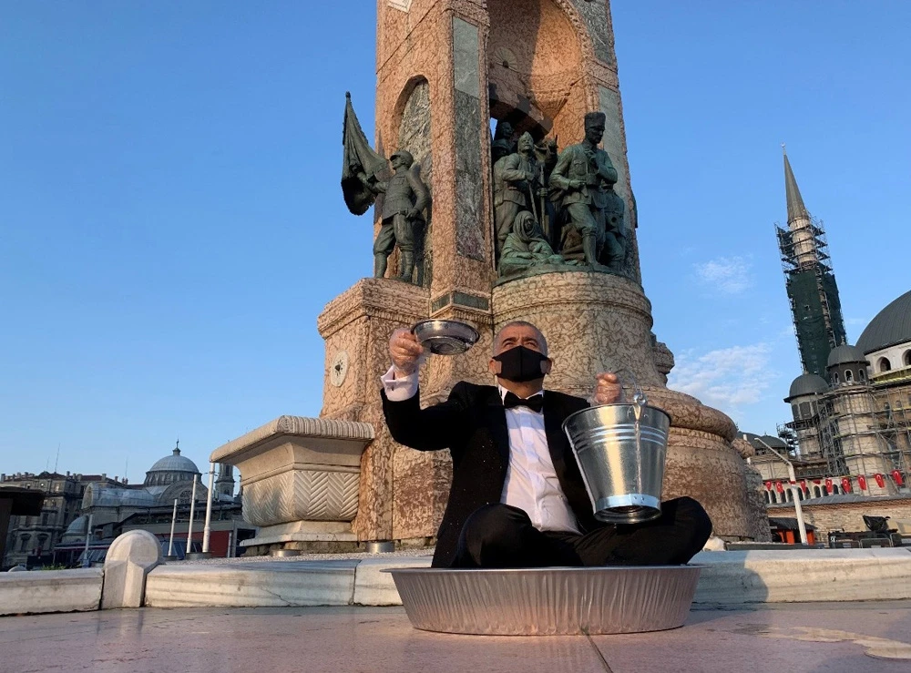 Taksim’in göbeğinde leğende yıkandı